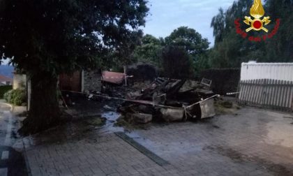 Spaventoso incendio a Massino: pompieri impegnati tutta la notte