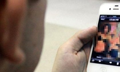 Pedopornografia online, video di minori scambiati su WhatsApp: indagini anche a Novara