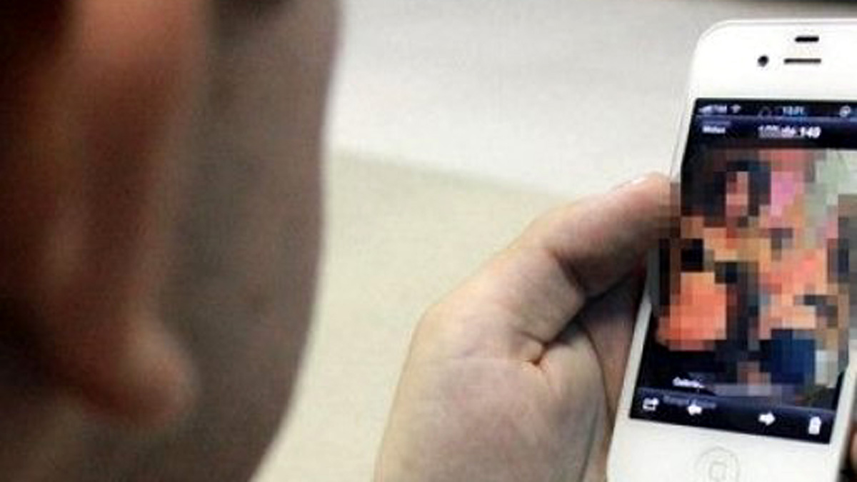 Pedopornografia online, video di minori scambiati su WhatsApp: indagini anche a Novara