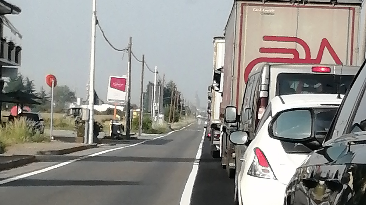 Fuoristrada contro guard rail a Cameriano: Provinciale bloccata da Novara verso Vercelli