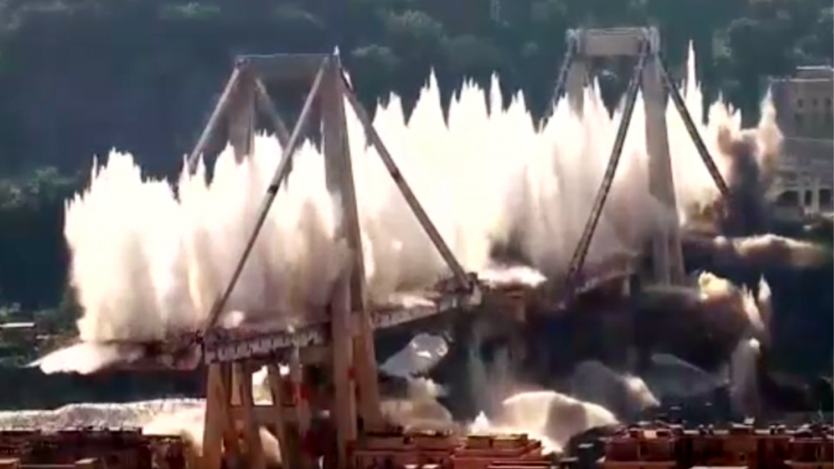 Ponte Morandi non c’è più: il momento della demolizione VIDEO