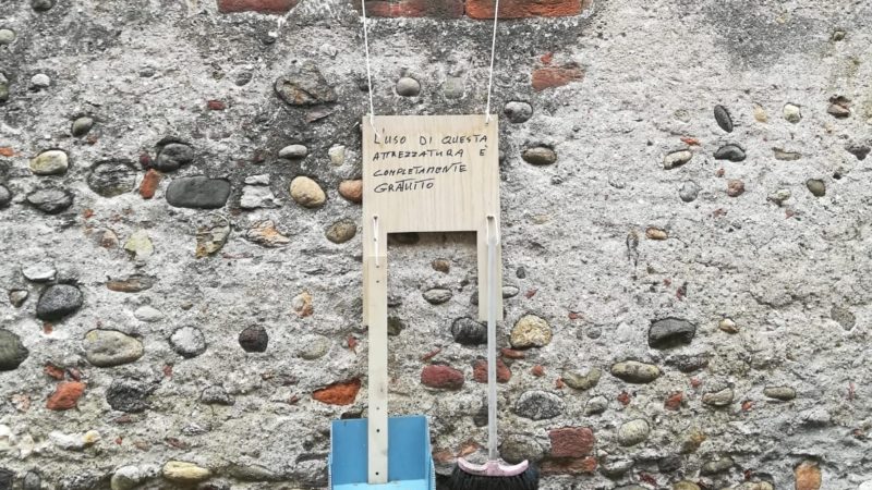 Sizzano paletta e scopa per protestare contro le cacche dei cani