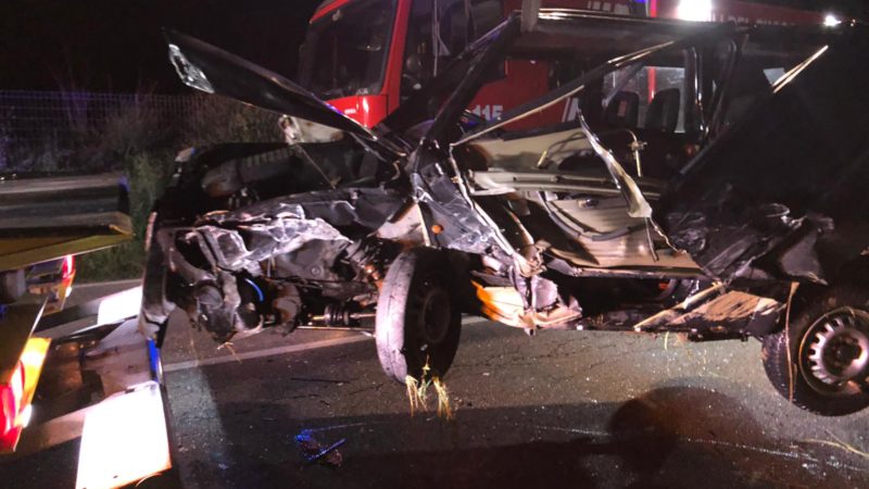 Gara di velocità provoca un incidente: due auto distrutte