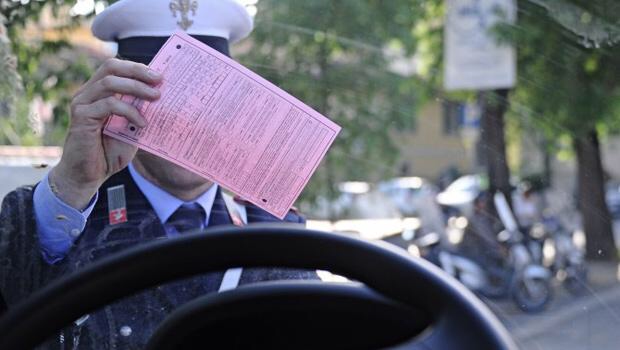 Dimentica il finestrino dell’auto aperto: multato