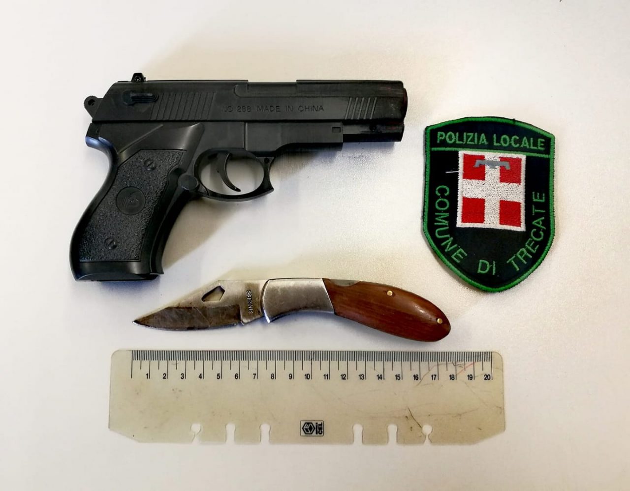 Tra i vestiti nascondeva pistola e coltello