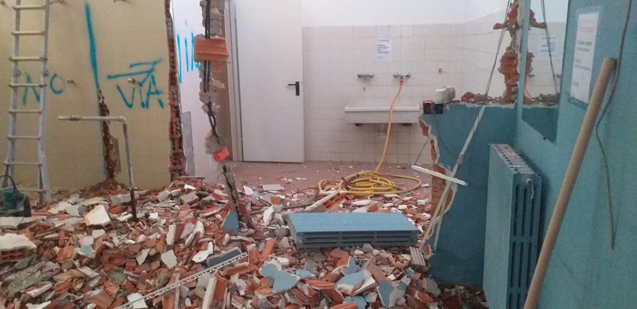 Lavori iniziati nello spogliatoio del Trecate Calcio