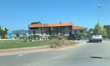 Il trasporto dell'imbarcazione causa danni alle rotonde di Dormelletto