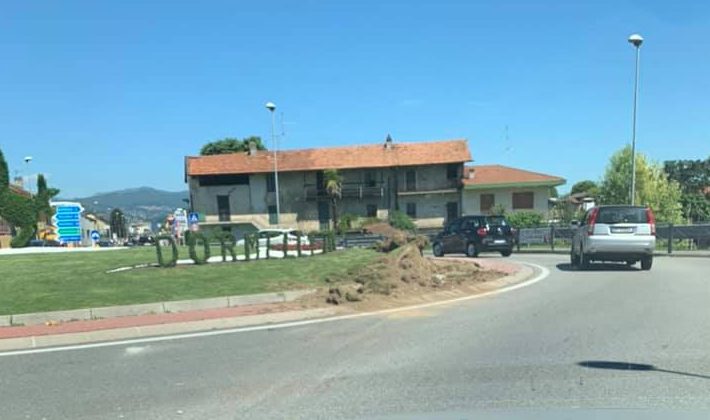 Il trasporto dell’imbarcazione causa danni alle rotonde di Dormelletto