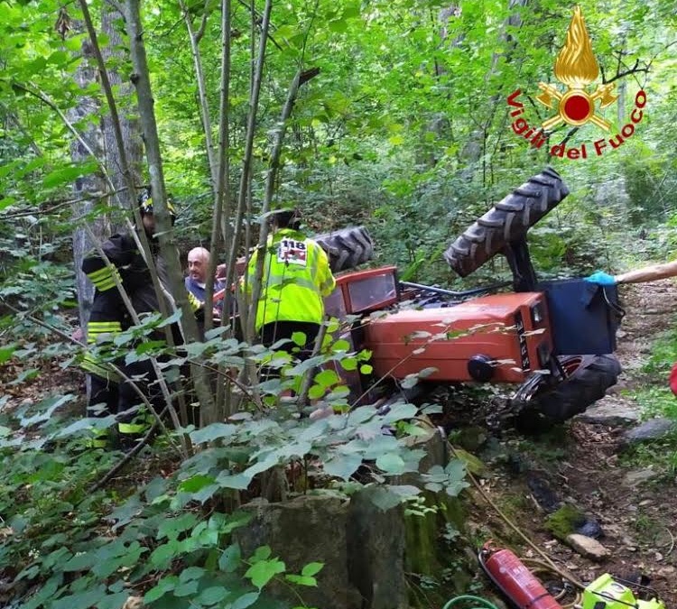 Invorio trattore si ribalta: uomo resta incastrato