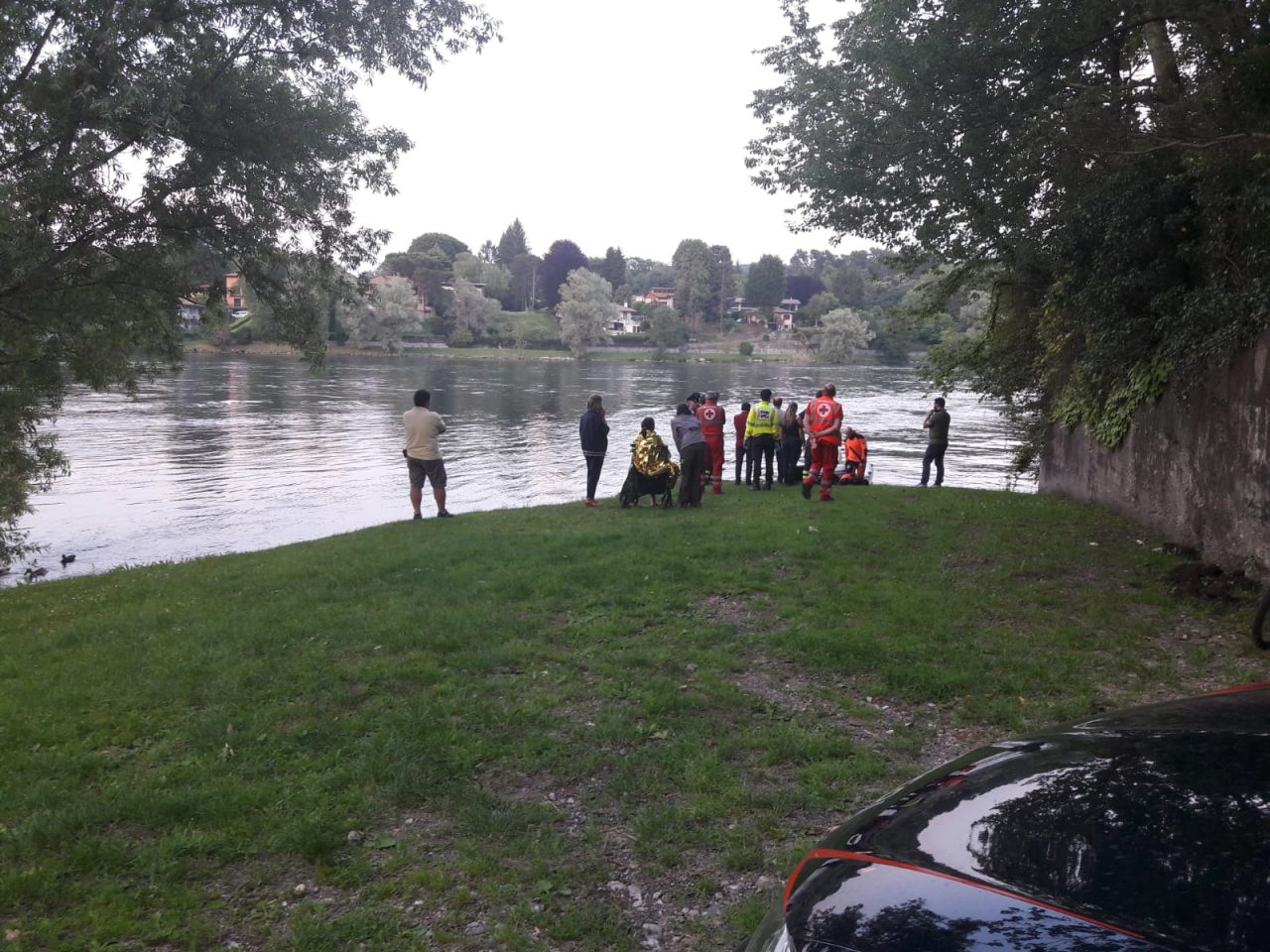 Castelletto Ticino si tuffa in acqua e scompare: ricerche in corso FOTO