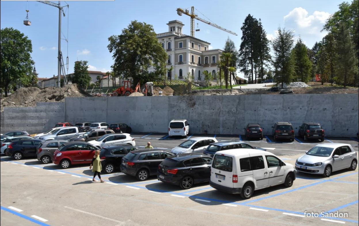 Arona, aperto il nuovo parcheggio sotto Villa Cantoni