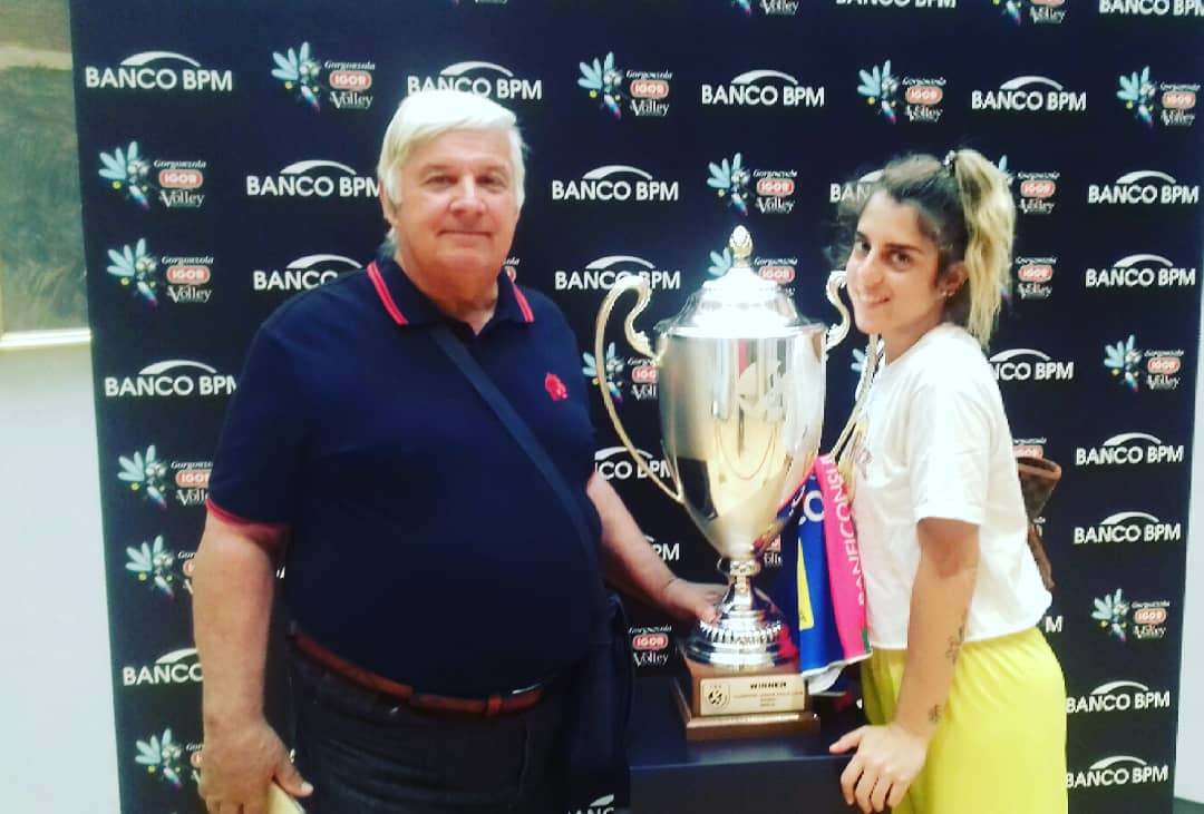 Coppa dei Campioni di volley: l’abbraccio dei novaresi