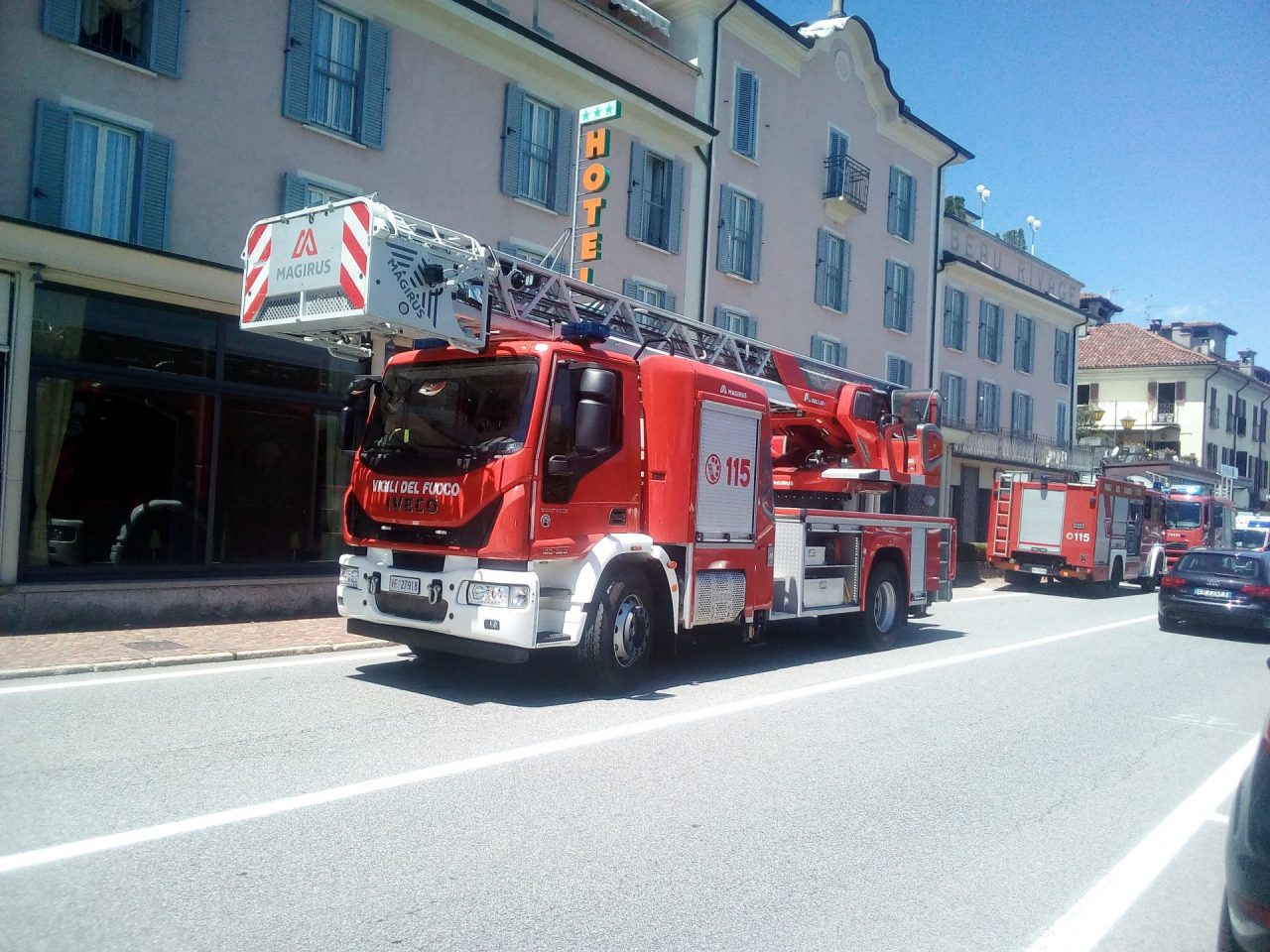 Importante incendio a Baveno: un ferito