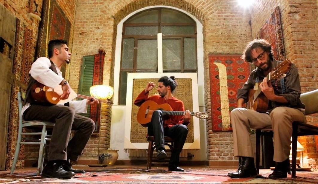 Per la Festa dei popoli a Barengo il concerto di Un paese a sei corde