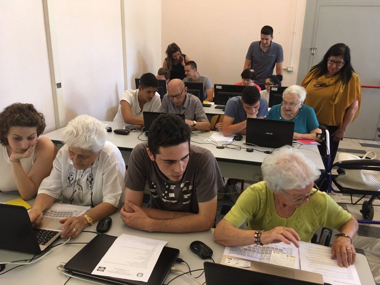 Nonni “digitali” alla Casa di giorno “Don Aldo Mercoli” | VIDEO