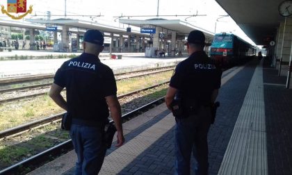 Sorpreso in treno senza biglietto, ferisce ferroviere