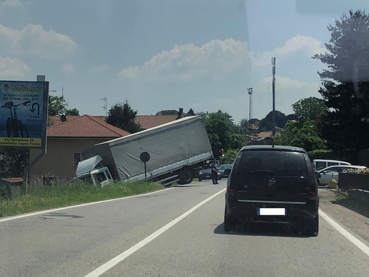 Borgo Ticino: camion finisce nel dirupo sulla Statale