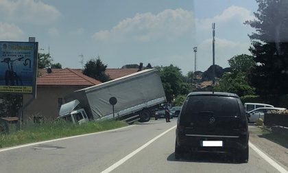 Borgo Ticino: camion finisce nel dirupo sulla Statale