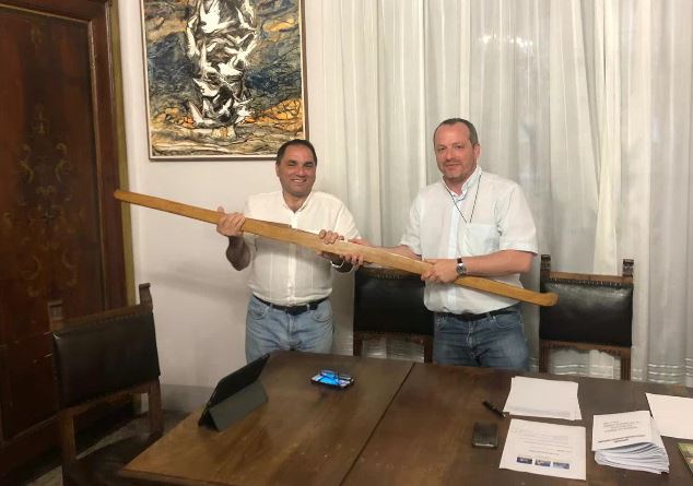 Parroco Castelletto dona asta di Sant’Antonio al sindaco