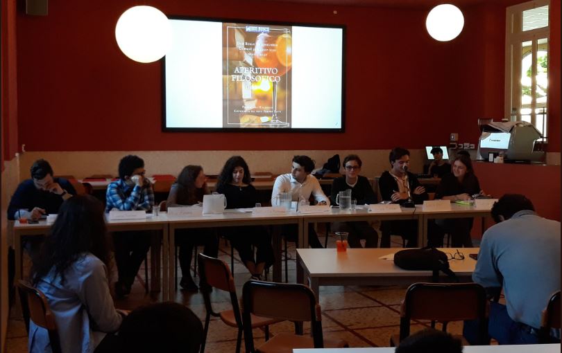 Aperitivo filosofico a Borgomanero: l’iniziativa degli studenti del Classico