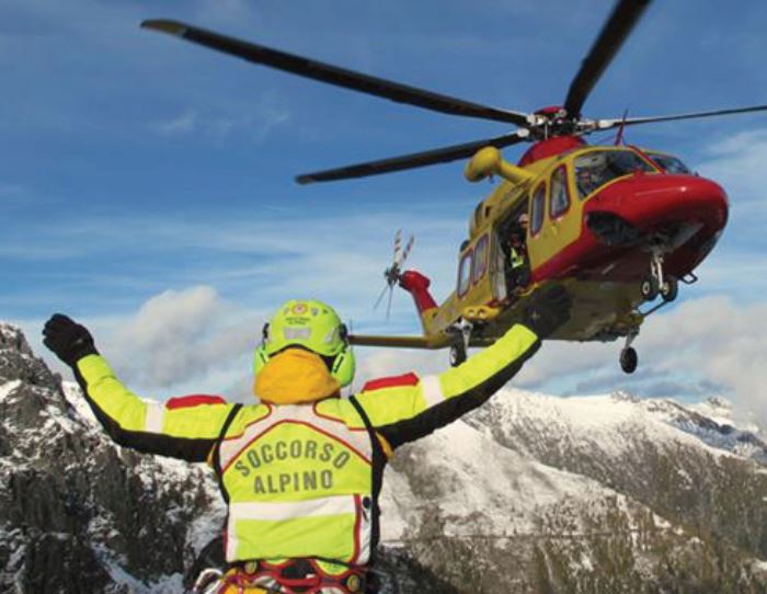 Alpinisti appesi alle corde tratti in salvo dall’elicottero del Soccorso Alpino