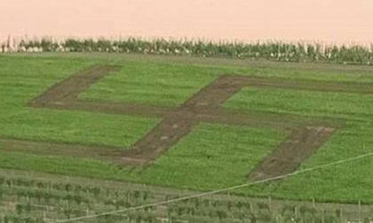 Svastica nel campo sulle colline simbolo della Resistenza