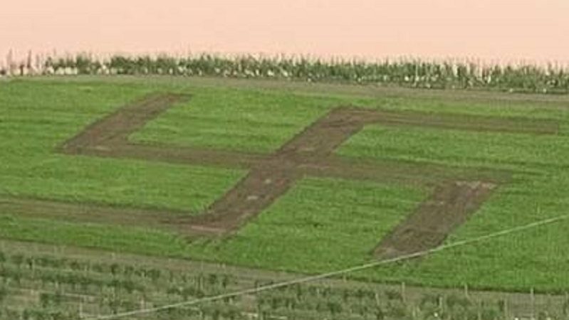 Svastica nel campo sulle colline simbolo della Resistenza