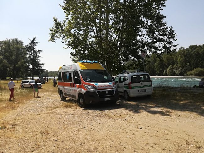 Cane rischia di affogare: arriva l’elisoccorso sul Ticino – LE FOTO