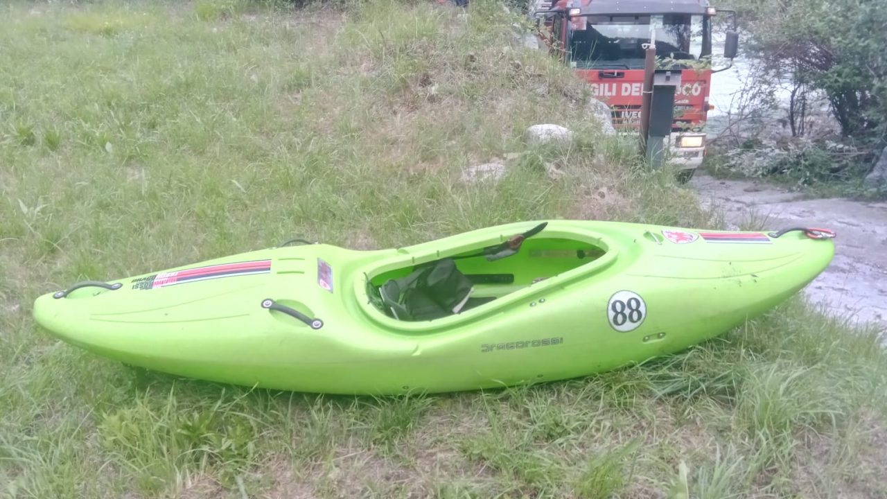 Crevoladossola: canoa in balia delle acque