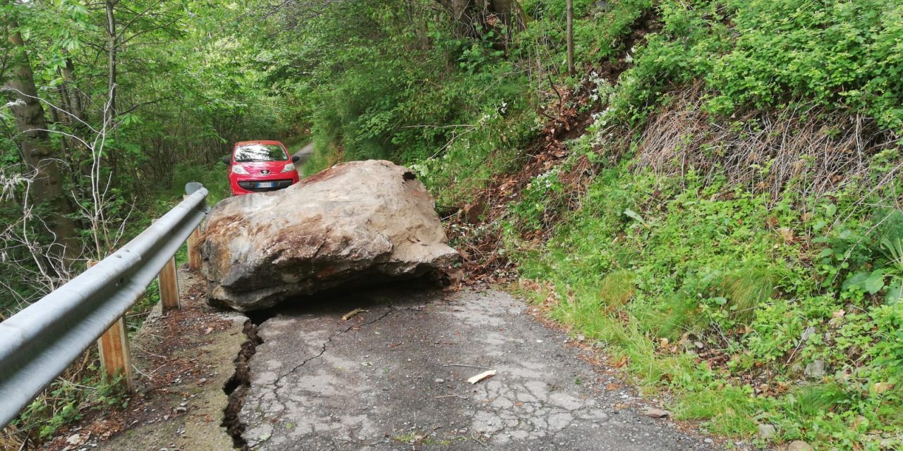 Masso da 250 quintali precipita sulla strada