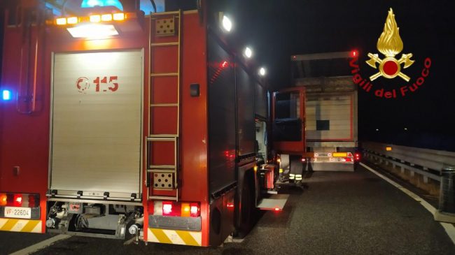 Camion a fuoco sulla A4 nella notte