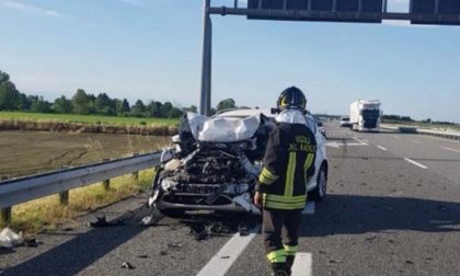 Schianto sulla A26: due vetture distrutte nell’impatto