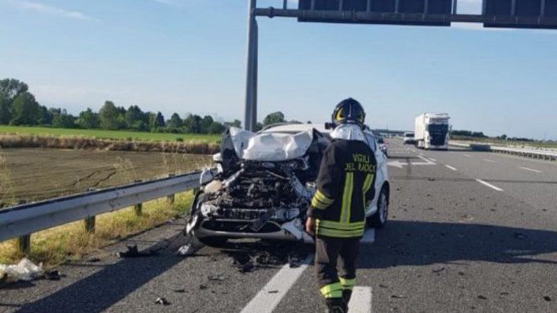 Schianto sulla A26: due vetture distrutte nell’impatto