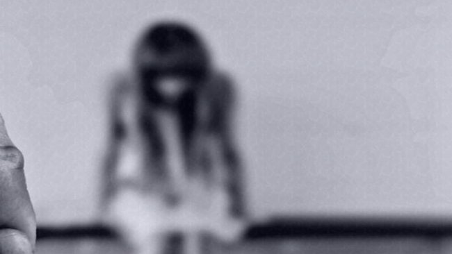 Picchiano la figlia di 3 anni perché disabile: volevano ucciderla, fermati in fuga