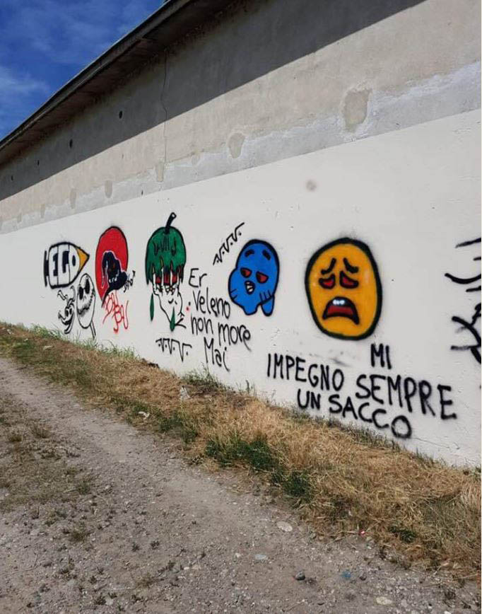 Imbrattato il muro del cimitero di Trecate