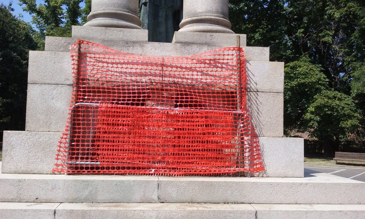 Vandali scatenati danneggiano monumento ai caduti