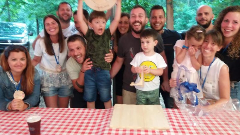 Cavallirio ricorda Elisa e Matteo, morti sulla strada | LE FOTO