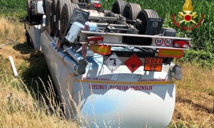 Novara autocisterna si ribalta in autostrada