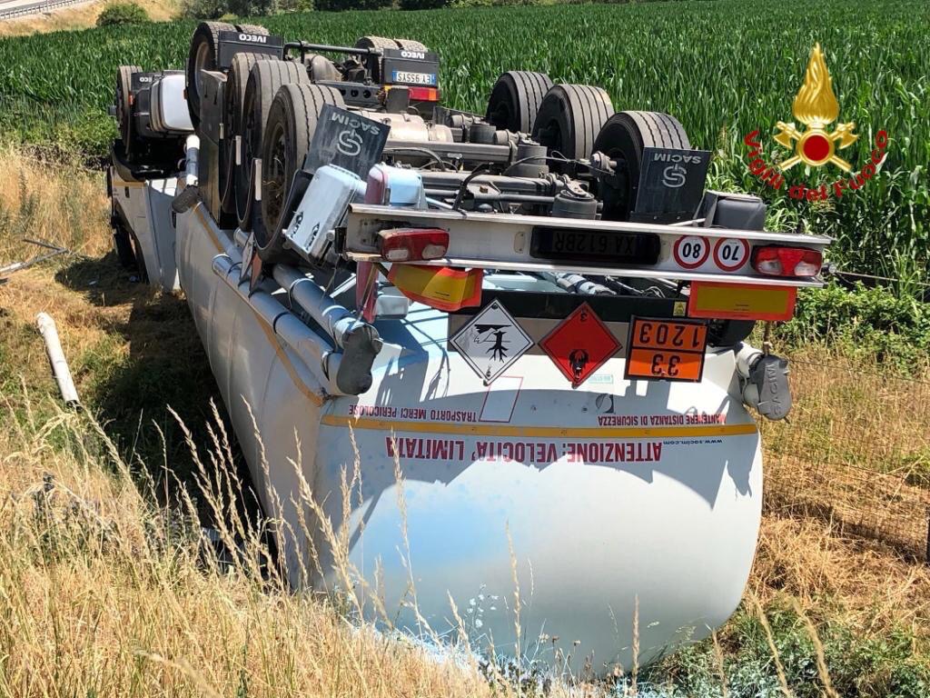 Novara autocisterna si ribalta in autostrada