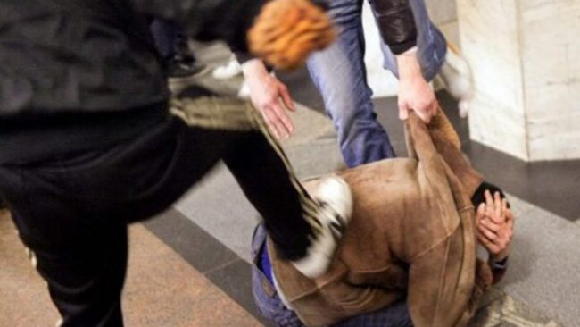 Bulli fuori dal tribunale: “Siamo liberi, fanc… sbirri”. Fecero mangiare a coetaneo panino con escrementi