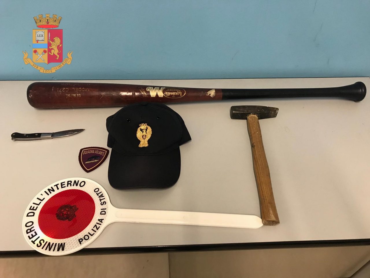 Novara avvicinano uomo, chiedono soldi e minacciano di malmenarlo: arrestati