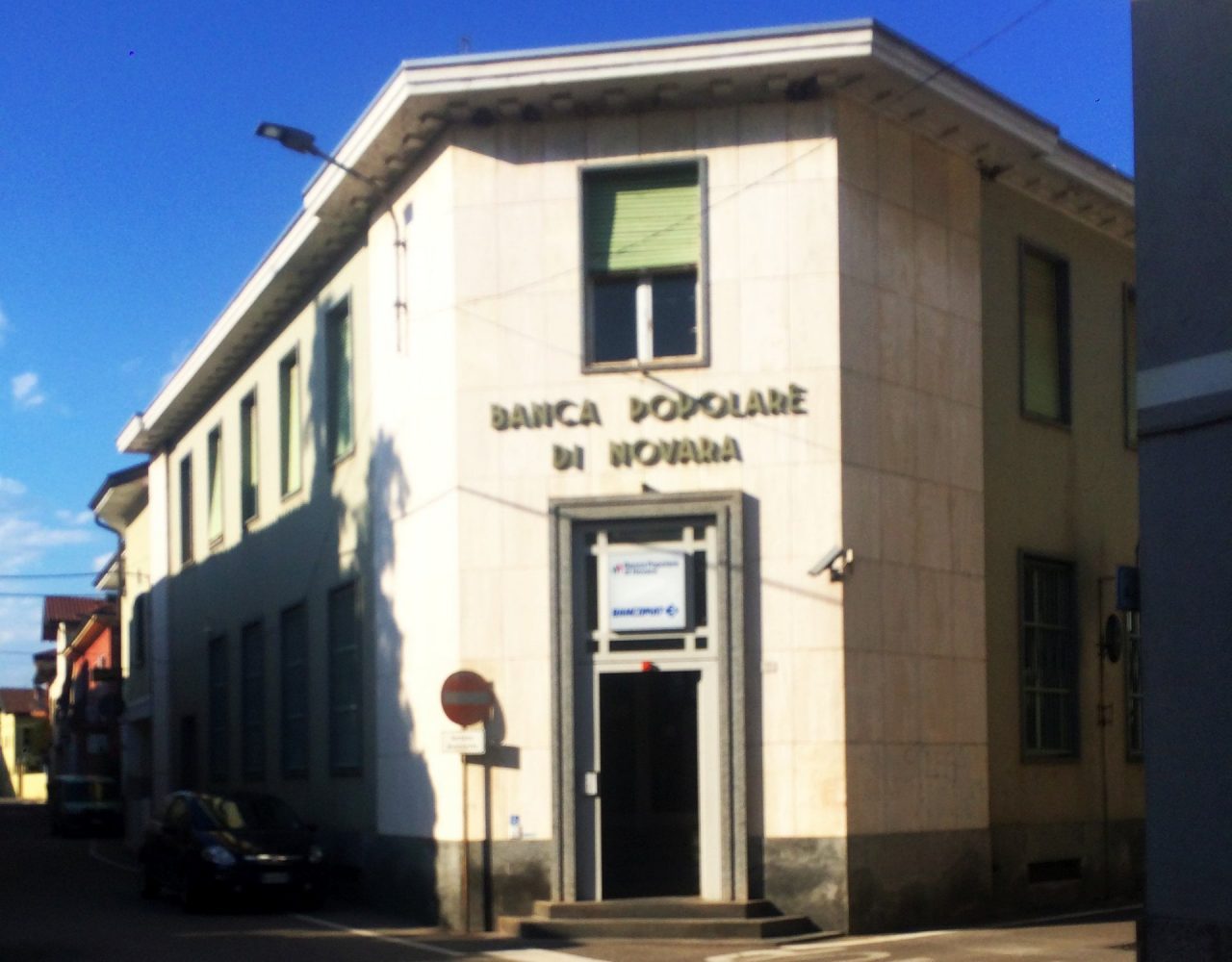 Suno, rapina alla banca