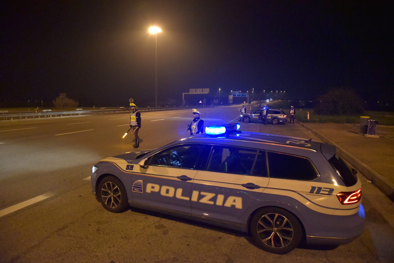 In bici in autostrada, aggredisce gli Agenti: arrestato dalla Polizia stradale