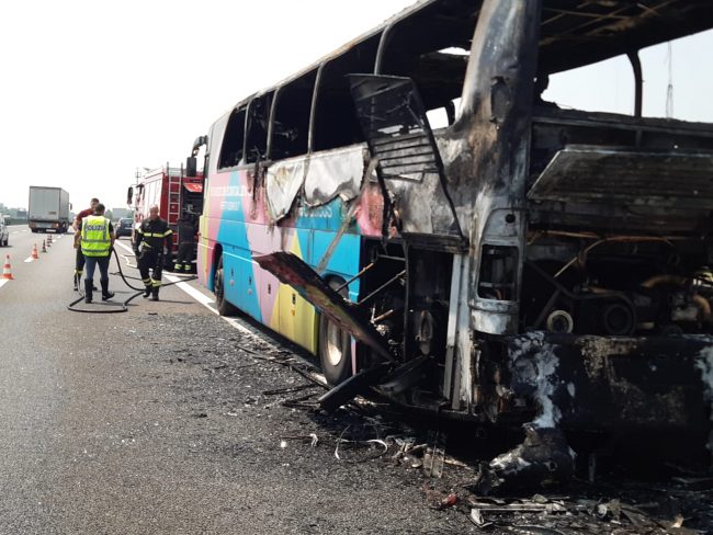 Incendio sulla A4: in fiamme autobus