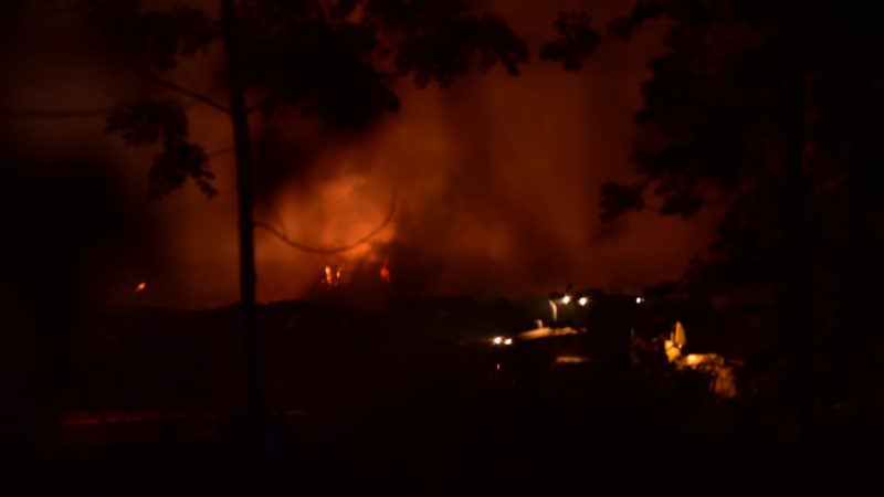Fiamme nella notte: colonna di fumo nel novarese