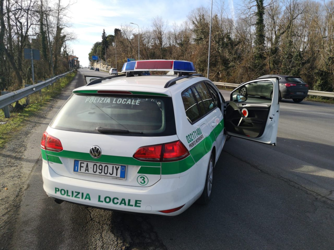 Trecate, non si ferma all’alt e scappa: era senza patente e positivo all’alcol test