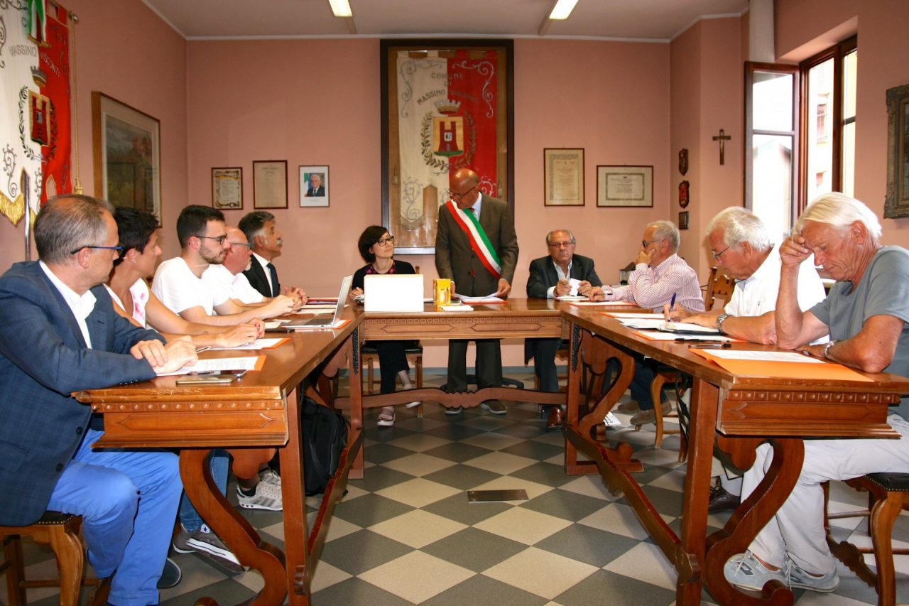 Sindaco di Massino rinuncia allo stipendio: giunta e Consiglio lo seguono