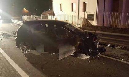 Trecate perde controllo dell’auto e si schianta contro il guard rail