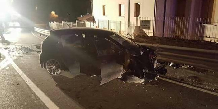 Trecate perde controllo dell’auto e si schianta contro il guard rail