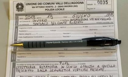 Attraversa rotonda in senso vietato: lo multa il sindaco di Invorio